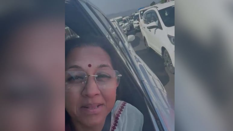 'दो घंटे हो गए हैं...' : मुंबई-पुणे एक्सप्रेसवे पर ट्रैफिक जाम में फंसी सुप्रिया सुले
