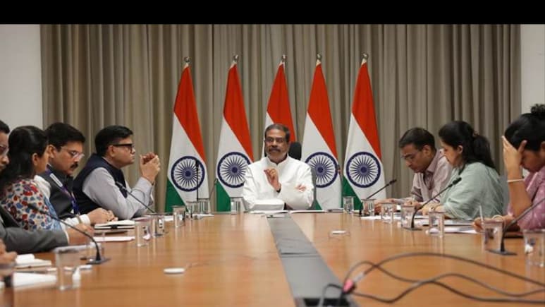 Education Minister Meets PSU Banks Over CBSE Payment Failures, Refund Delays