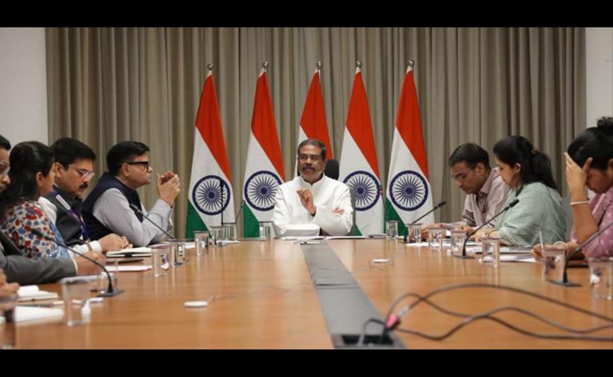 Education Minister Meets PSU Banks Over CBSE Payment Failures, Refund Delays