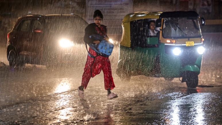 दिल्ली-NCR में मौसम ने ली करवट, आंधी-तूफान के साथ हुई बारिश ने नौतपा की निकाली हवा