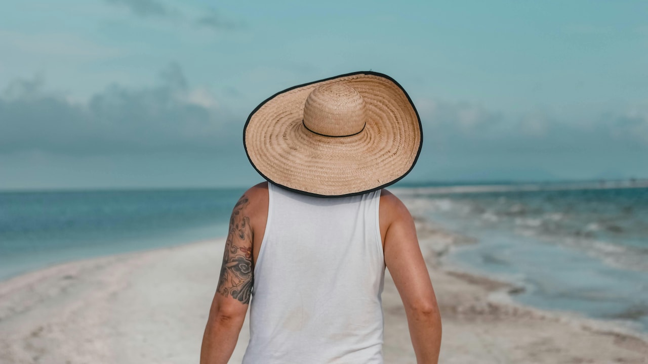 Trendy wide-brim sun hats for summer travel and vacation ready Trendy wide-brim sun hats for summer travel and vacation ready