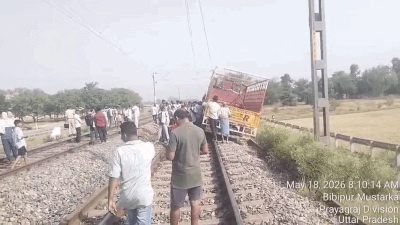 जब रेलवे ट्रैक पर अचानक दौड़ने लगा ट्रक, दो किलोमीटर बाद जाकर गिट्टी में फंस गया, देखिए VIDEO