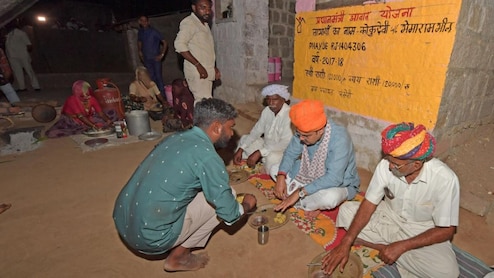 आदिवासी परिवार के घर भोजन करने पहुंचे सीएम भजनलाल, किसान-पशुपालकों से किया संवाद