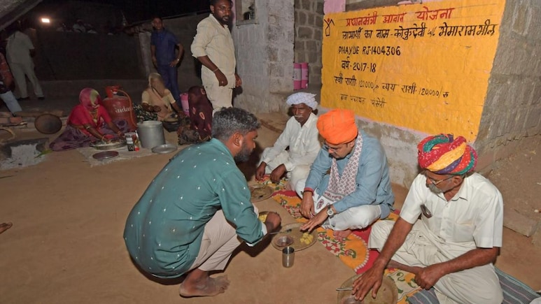 आदिवासी परिवार के घर भोजन करने पहुंचे सीएम भजनलाल, किसान-पशुपालकों से किया संवाद