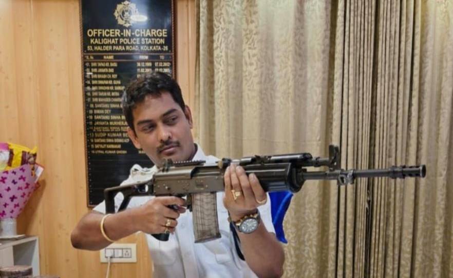 बंगाल में राइफल थामे फोटो शेयर करने वाले थाना प्रभारी की क्यों कर दी गई छुट्टी, जान लीजिए पूरी कहानी