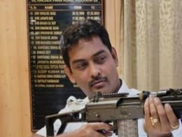 बंगाल में राइफल थामे फोटो शेयर करने वाले थाना प्रभारी की क्यों कर दी गई छुट्टी, जान लीजिए पूरी कहानी