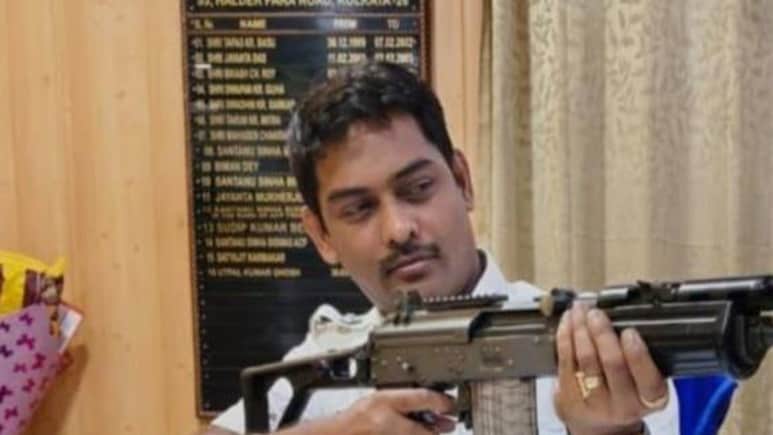 बंगाल में राइफल थामे फोटो शेयर करने वाले थाना प्रभारी की क्यों कर दी गई छुट्टी, जान लीजिए पूरी कहानी