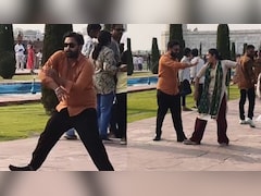 आगरा: ताजमहल बना रीलबाजों का 'डांस फ्लोर', मुख्य परिसर में फिल्मी गानों पर थिरकने का वीडियो वायरल