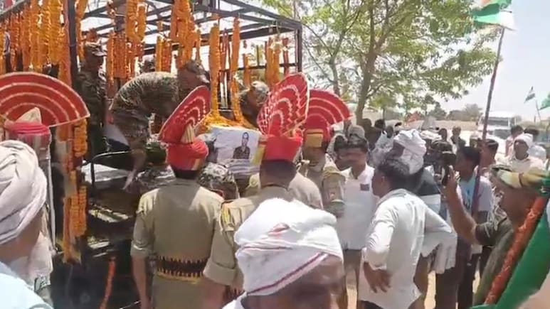 शहीद जवान की मां की पुकार 'बेटे को मेरे खेत में विदा करो', गांधीधाम में ड्यूटी के दौरान थमी थी सांसे