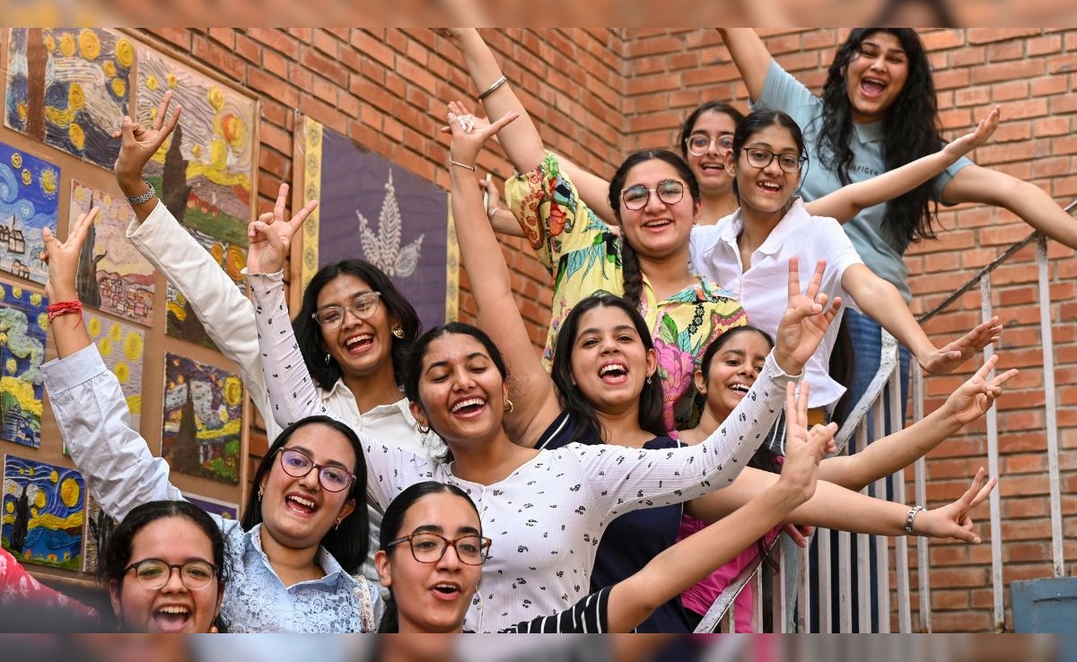 HBSE 10th Result 2026: हरियाणा बोर्ड 10वीं परीक्षा में भी छोरियों ने गाड़ दिए लट्ठ, स्टेट टॉपर बनीं दीपिका