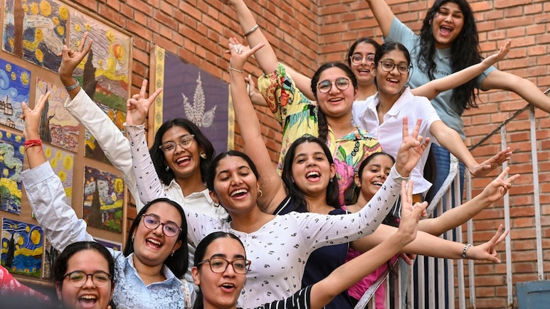 HBSE 10th Result 2026: हरियाणा बोर्ड 10वीं परीक्षा में भी छोरियों ने गाड़ दिए लट्ठ, स्टेट टॉपर बनीं दीपिका