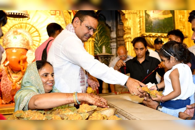 पत्नी संग प्रसाद भी वितरित 