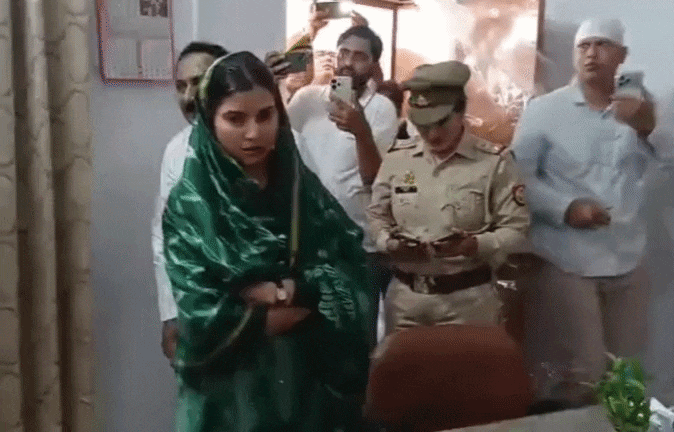 DIG दफ्तर में बवाल: पुलिस से नोकझोंक के बाद सांसद इकरा हसन हिरासत में लिया, थाने के बाहर दिया धरना