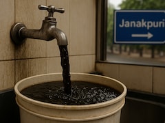 जनकपुरी में गंदे पानी की सप्लाई, मुश्किल हुई लोगों की जिंदगी, बदबू से बचने के लिए 24 घंटे चलाते हैं पंखे
