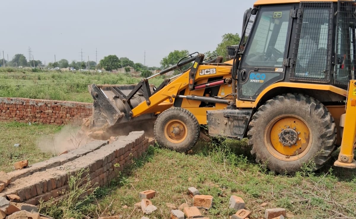 ग्रेटर नोएडा में 80 करोड़ की सरकारी जमीन पर चला बुलडोजर, निवेशकों को फंसाने की कॉलोनाइजर्स की तैयारी पर फिरा पानी