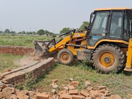 ग्रेटर नोएडा में 80 करोड़ की सरकारी जमीन पर चला बुलडोजर, निवेशकों को फंसाने की कॉलोनाइजर्स की तैयारी पर फिरा पानी