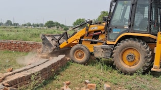 ग्रेटर नोएडा में 80 करोड़ की सरकारी जमीन पर चला बुलडोजर, निवेशकों को फंसाने की कॉलोनाइजर्स की तैयारी पर फिरा पानी