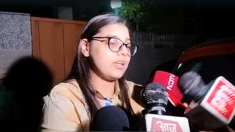 दिल्ली में AC ब्लास्ट में पूर्व IAS की मौत, पड़ोसी बोलीं-'जब वीआईपी को 25 मिनट बाद मिली मदद, तो आम आदमी का क्या होगा?'