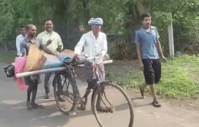 घरेलू विवाद में हथौड़े से महिला की हत्या, साइकिल पर लाश लेकर थाने पहुंचे परिजन, पुलिस पर लगाए गंभीर आरोप