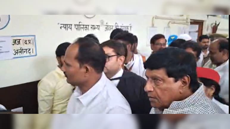 राज्यसभा सांसद रामजीलाल सुमन ने कोर्ट में किया सरेंडर, 15 साल पुराने मामले में जारी हुआ था गैर-जमानती वारंट