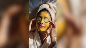 पहले खाओ फिर लगाओ! महंगे ब्यूटी प्रोडक्ट नहीं, सिर्फ 10 मिनट में घर पर बनाएं मैंगो फेस पैक