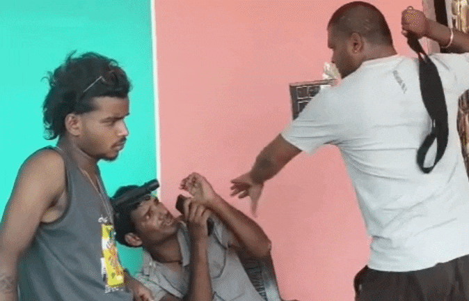 VIDEO: लड़की की आवाज में फोन कर बुलाया, घर पहुंचते ही बेल्ट से कर दी पिटाई, चार पर केस दर्ज 
