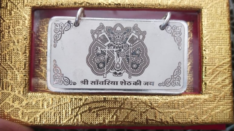 Rajasthan: 12वीं में बेटे ने किया टॉप तो पिता ने सांवरिया सेठ को भेट किया अनोखा तोहफा, मंदिर में चढ़ाई चांदी की किताब