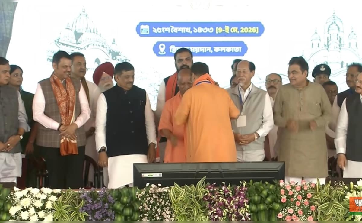 CM योगी ने शुभेंदु अधिकारी को पहनाया भगवा पट्टा,  शपथ लेने के बाद मुख्यमंत्री ने किया झुककर नमन