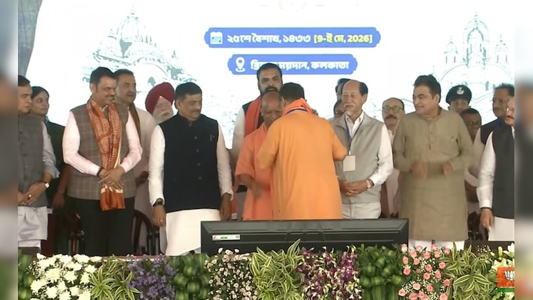 CM योगी ने शुभेंदु अधिकारी को पहनाया भगवा पट्टा,  शपथ लेने के बाद मुख्यमंत्री ने किया झुककर नमन