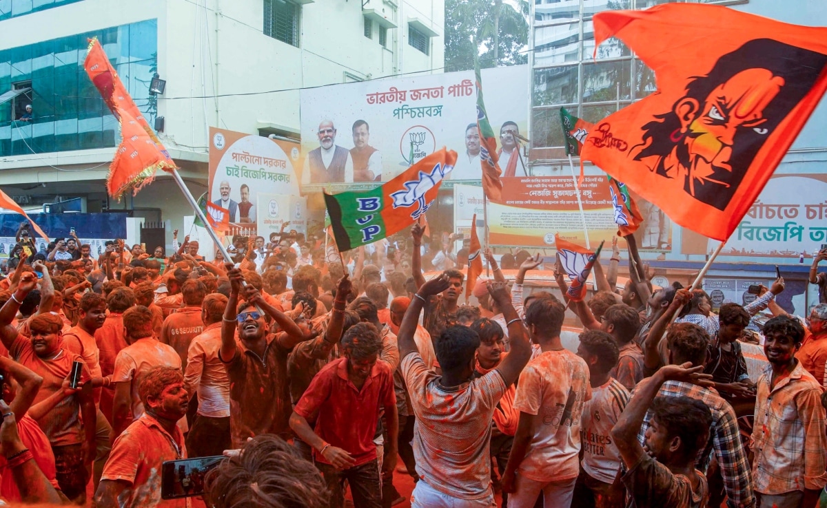 बीजेपी ने पश्चिम बंगाल की 294 सदस्यों वाली विधानसभा में 206 सीटें अपने नाम की हैं. 