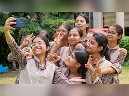 UP Toppers Reward: एक लाख रुपये, टैबलेट और मेडल! यूपी बोर्ड, CBSE और ICSE टॉपरों की चमकेगी किस्मत