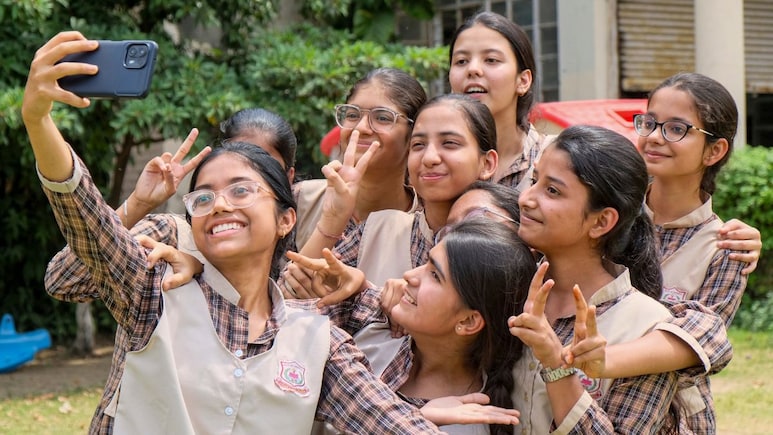 UP Toppers Reward: एक लाख रुपये, टैबलेट और मेडल! यूपी बोर्ड, CBSE और ICSE टॉपरों की चमकेगी किस्मत