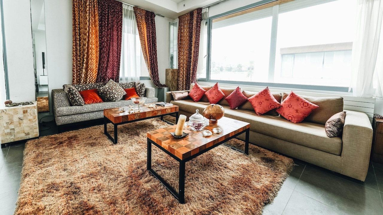 Top 10 Carpet Placement Mistakes That Make Living Rooms Look Cluttered Top 10 Carpet Placement Mistakes That Make Living Rooms Look Cluttered