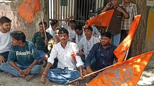 12वीं बोर्ड सप्लीमेंट्री परीक्षा देने से वंचित रह गए छात्र, नाराज बच्चों ने BEO दफ्तर में तालाबंदी की, जमकर धरना प्रदर्शन किया