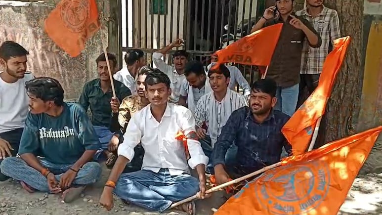 12वीं बोर्ड सप्लीमेंट्री परीक्षा देने से वंचित रह गए छात्र, नाराज बच्चों ने BEO दफ्तर में तालाबंदी की, जमकर धरना प्रदर्शन किया