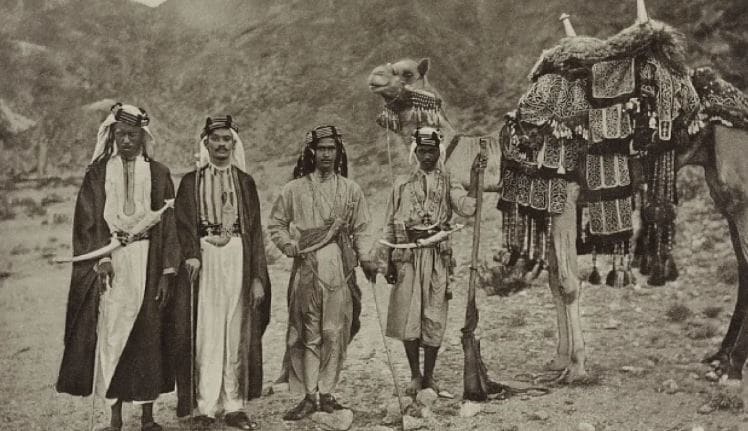 1889 में मक्का के शासक अपने परिवार के सदस्यों के साथ तस्वीर खिंचवाते हुए. 1889 में मक्का के शासक अपने परिवार के सदस्यों के साथ तस्वीर खिंचवाते हुए.