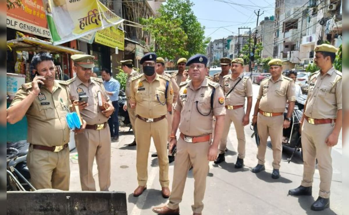 गाजियाबाद: एक फ्लैट से दो शव मिलने से सनसनी, तेज बदबू आने पर पड़ोसियों ने पुलिस को बताया — WellsTrack