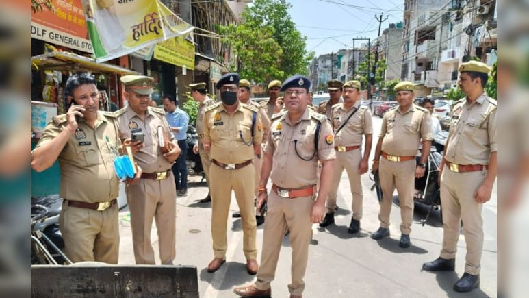 गाजियाबाद: एक फ्लैट से दो शव मिलने से सनसनी, तेज बदबू आने पर पड़ोसियों ने पुलिस को बताया