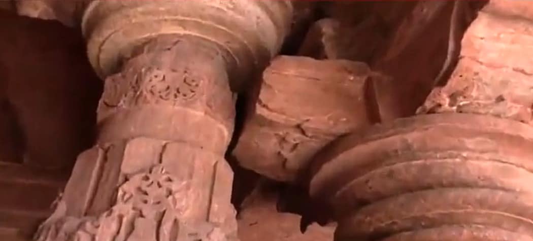 खंभों पर बनी शंख की कलाकृति.