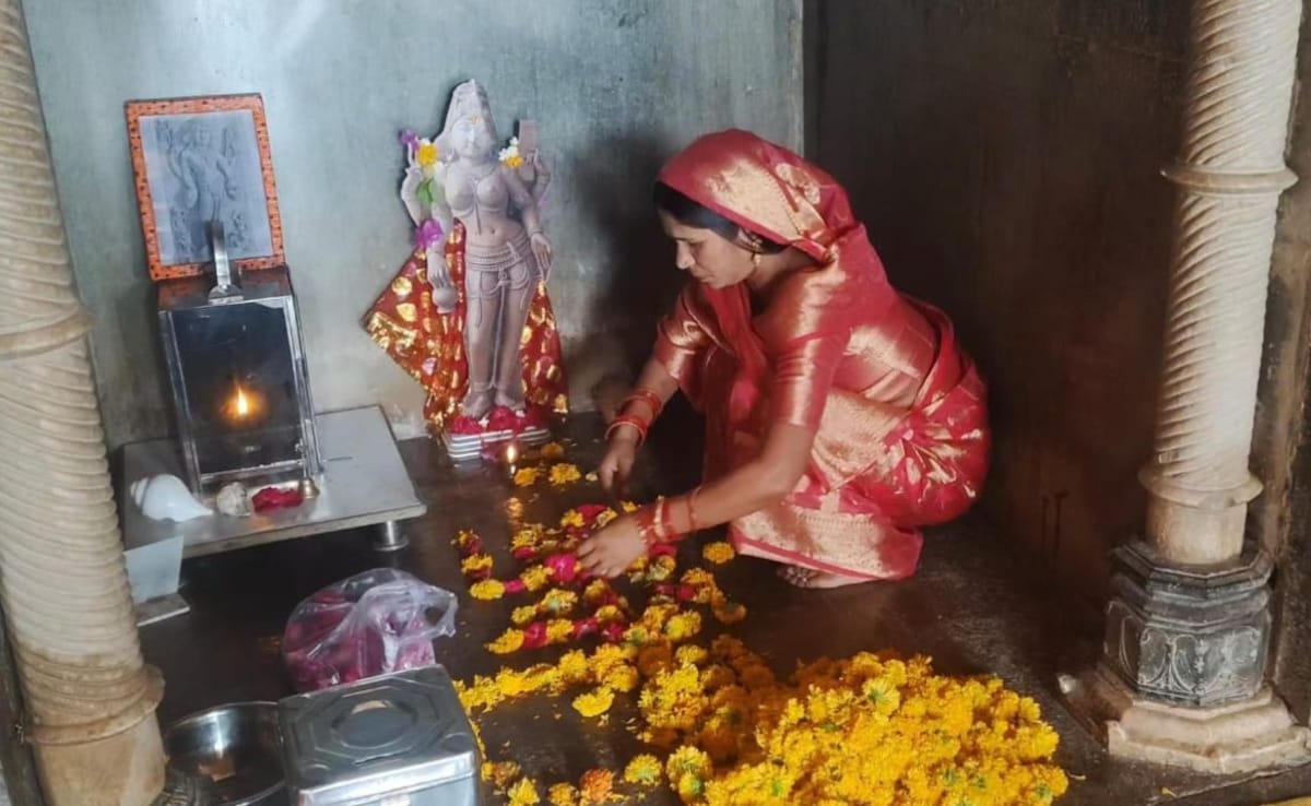 MP Bhojshala: भोजशाला में श्रद्धालुओं की भारी भीड़, पहली बार शुक्रवार को वाग्देवी के जयकारों से गूंजा परिसर