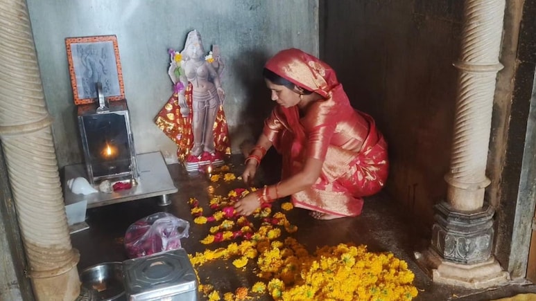Bhojshala: भोजशाला में श्रद्धालुओं ने की पूजा-अर्चना, पहली बार शुक्रवार को वाग्देवी के जयकारों से गूंजा परिसर, हटाए गए पूर्व निर्देश