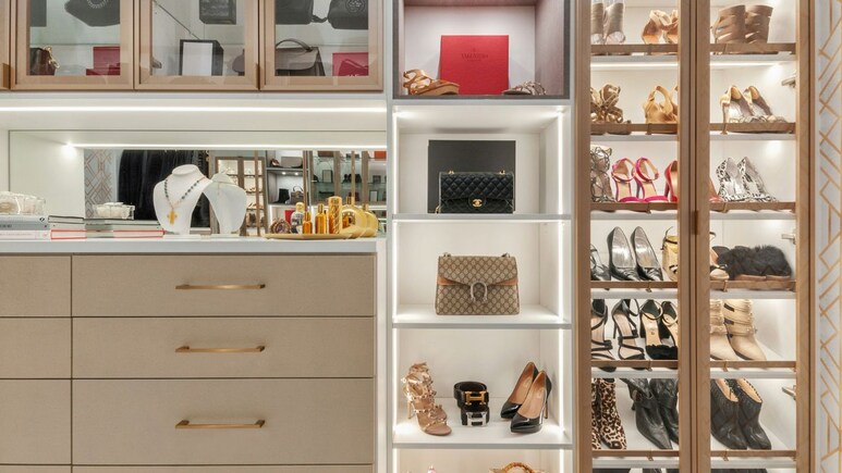 छोटा है घर? नहीं समझ आ रहा कैसे रखें फुटवेयर समेटकर? तो ये  shoe cabinets हैं सही सॉल्&zwj;यूशन