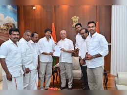 TVK प्रमुख विजय ने तमिलनाडु के राज्यपाल राजेंद्र आर्लेकर से राजभवन में की मुलाकात, सरकार बनाने का दावा पेश किया