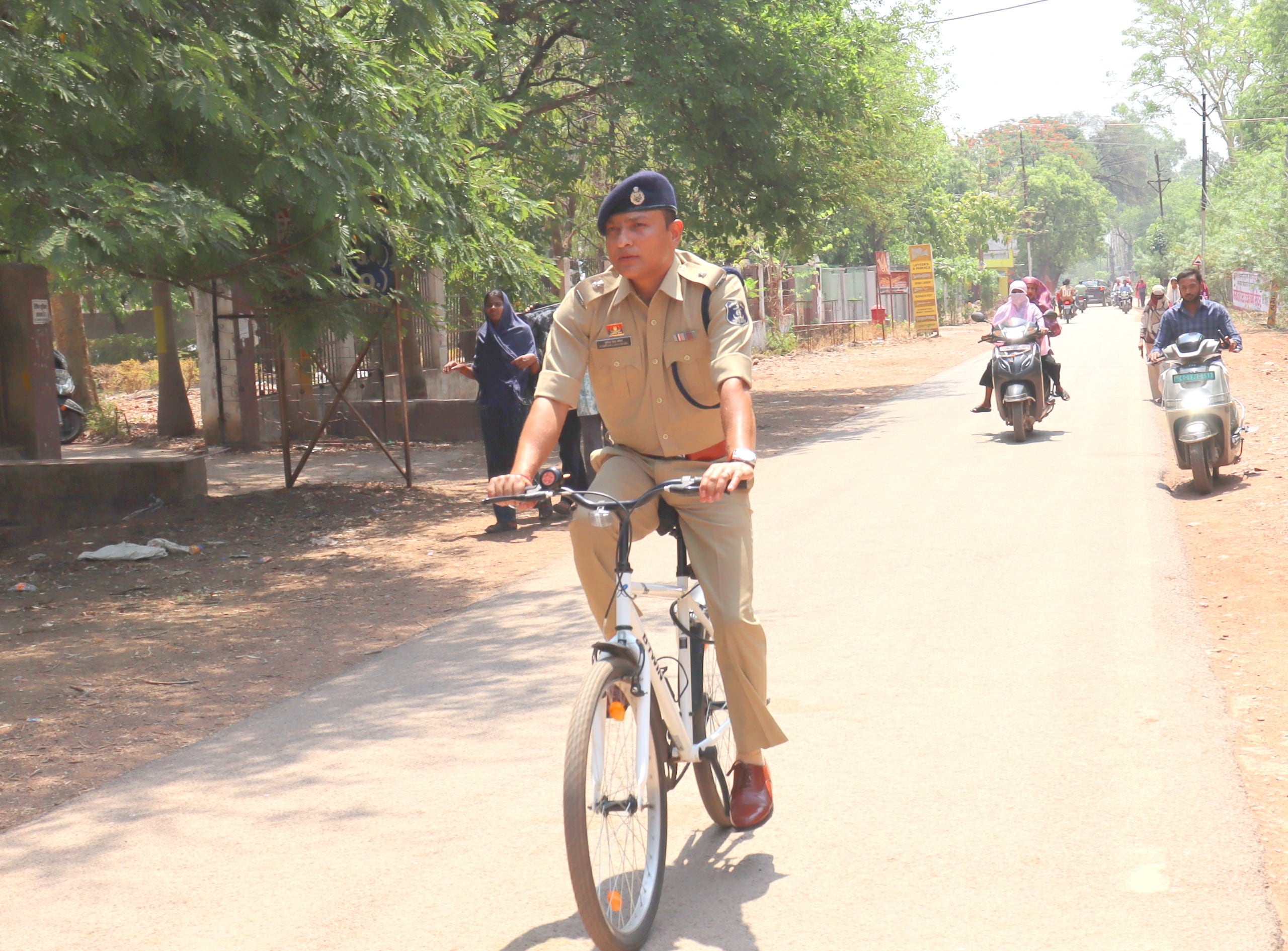 उप पुलिस अधीक्षक संजय ध्रुव भी साइकिल से आए कार्यालय. 