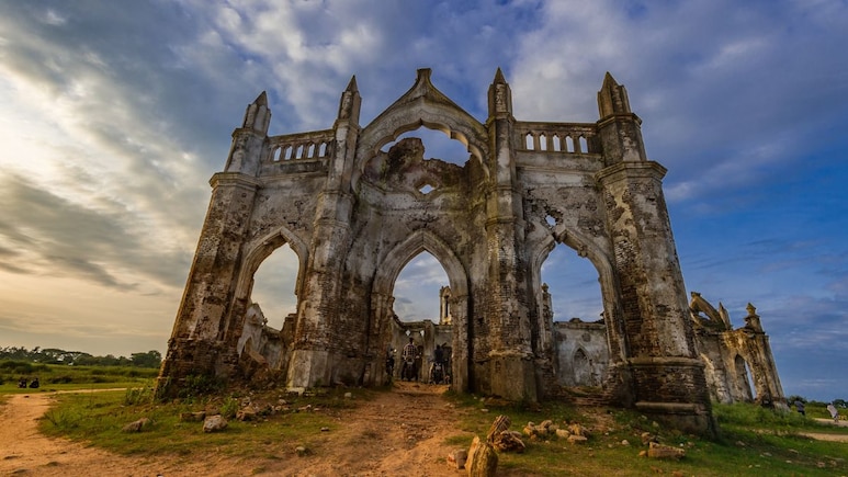 This Abandoned Church In Karnataka Stays Submerged Underwater During Monsoon And Looks 'Haunted'