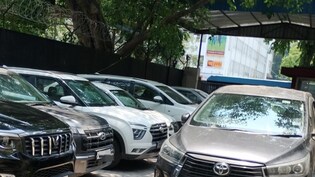 महंगी गाड़ी चोरी करके Chasis नंबर तक बदल देते थे, दिल्ली में पकड़ा गया पूरा गैंग; VAHAN पोर्टल से भी हो रही थी छेड़छाड़