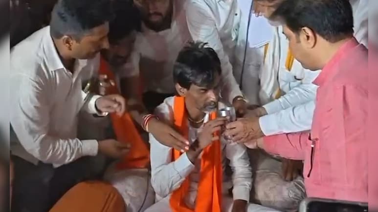 मराठा आरक्षण पर सरकार के आश्वासन पर मनोज जरांगे का अनशन खत्म, तबीयत खराब होने पर लाए गए अस्पताल