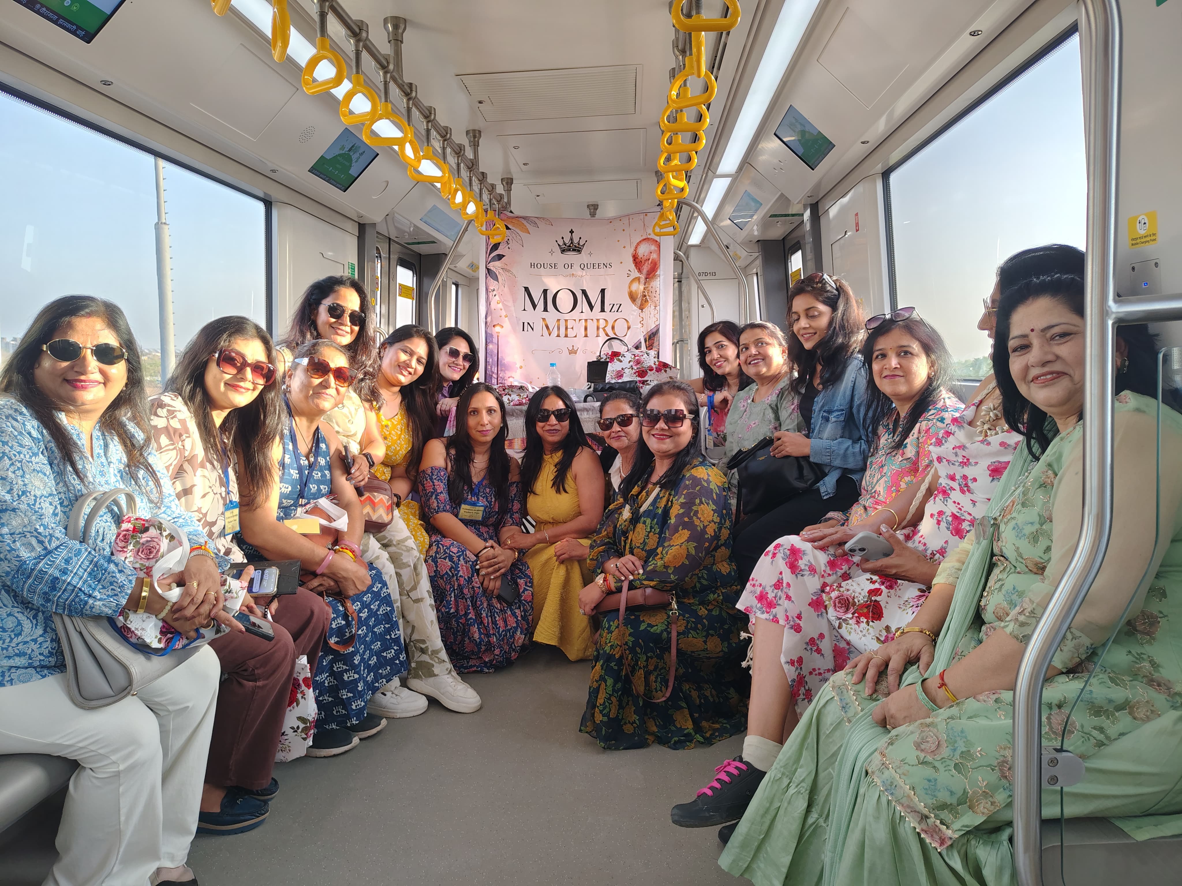 महिलाओं ने किया सेलब्रेशन महिलाओं ने किया सेलब्रेशन