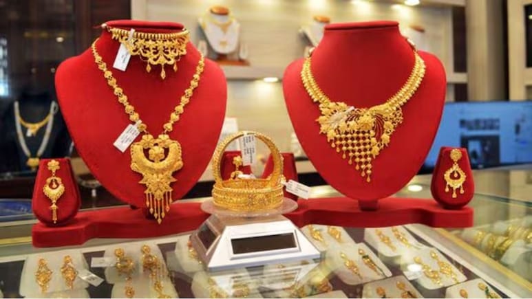 सोना बाहर सस्&zwj;ता, भारत में महंगा क्&zwj;यों? एक लाख के गोल्&zwj;ड पर 18,000 रुपये ज्&zwj;यादा देना पड़ रहा, जान लें वजह