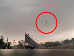 बरेली में टीनशेड के साथ हवा में उड़ा शख्श, आंधी-तूफान का सामने आया खतरनाक वीडियो